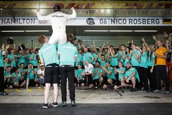 Nico Rosberg, Mercedes AMG F1 feiert seinen WM-Titel mit dem Team