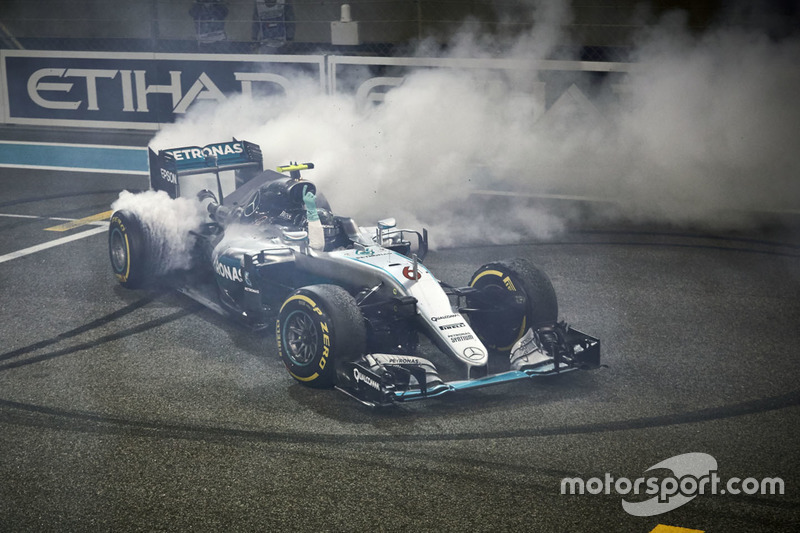 Segundo lugar de Nico Rosberg, de Mercedes AMG F1 W07 híbrido celebra su campeonato del mundo al fin