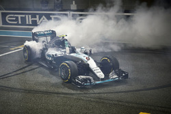 2. Nico Rosberg, Mercedes AMG F1 W07 Hybrid feiert seinen WM-Titel nach dem Rennen