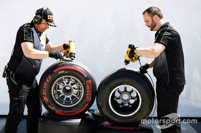 Ingenieros de Pirelli trabajando