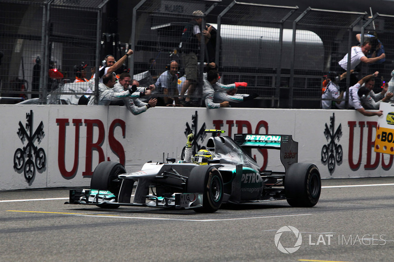 Nico Rosberg, Mercedes AMG F1 W03 crosses the line to win the race 