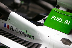 Un panneau d'entrée de carburant sur la VF-18 Ferrari de Romain Grosjean, Haas F1 Team