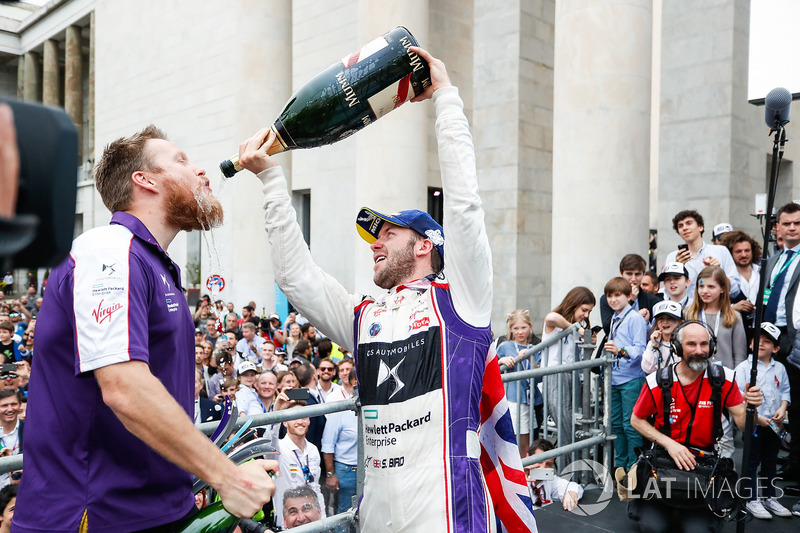 Sam Bird, DS Virgin Racing, ,wins the Rome ePrix, celebrates with the DS Virgin Team