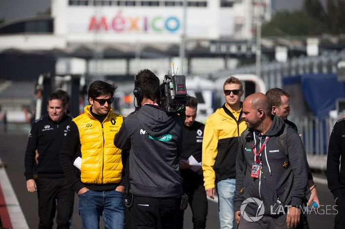 Carlos Sainz Jr., Renault Sport F1 Team camina en la pista
