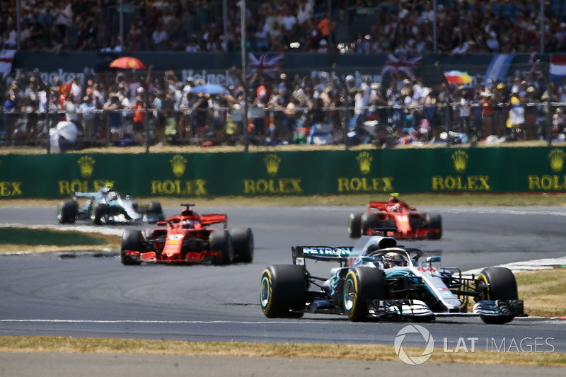 Lewis Hamilton, Mercedes AMG F1 W09, precede Sebastian Vettel, Ferrari SF71H, Kimi Raikkonen, Ferrari SF71H, e Valtteri Bottas, Mercedes AMG F1 W09