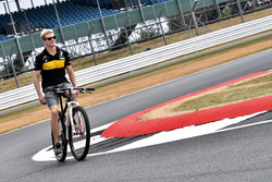 Nico Hulkenberg, Renault Sport F1 Team cycles the track