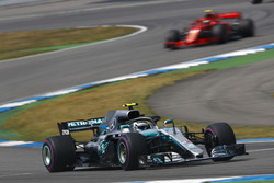 Valtteri Bottas, Mercedes AMG F1 W09, precede Kimi Raikkonen, Ferrari SF71H