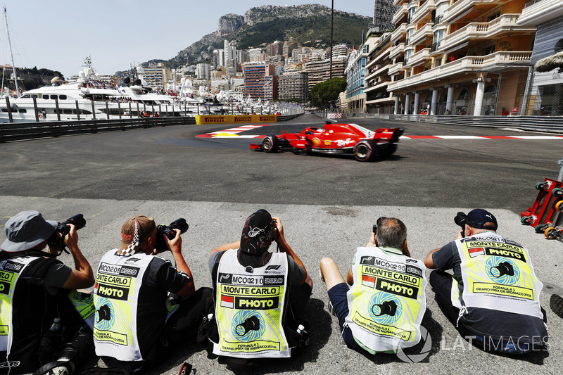Fotógrafos capturan el paso de Sebastian Vettel, Ferrari SF71H