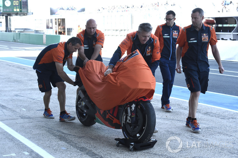 Bradley Smith, Red Bull KTM Factory Racing, dopo la caduta