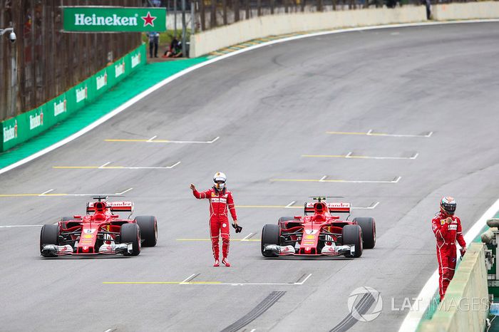 Sebastian Vettel, Ferrari SF70H, Kimi Raikkonen, Ferrari SF70H, se equivocan al llegar en parc ferme