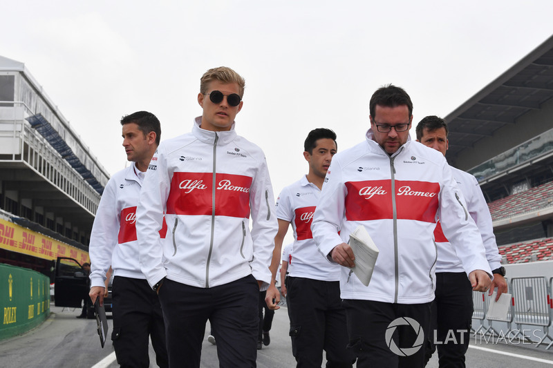 Marcus Ericsson, Sauber parcourt la piste à pied