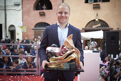 Valtteri Bottas, Mercedes AMG F1 con il Trofeo Bandini