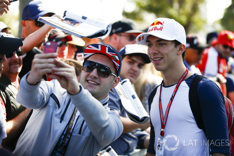 Pierre Gasly, Toro Rosso, fa una foto con un fan