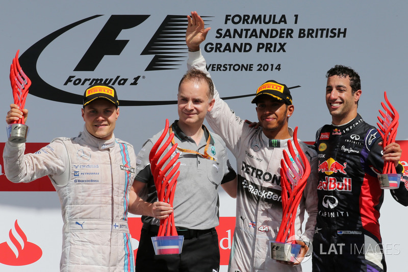 Podium: second placed Valtteri Bottas, Williams, John Owen, Mercedes AMG F1 Chief Designer, Race win