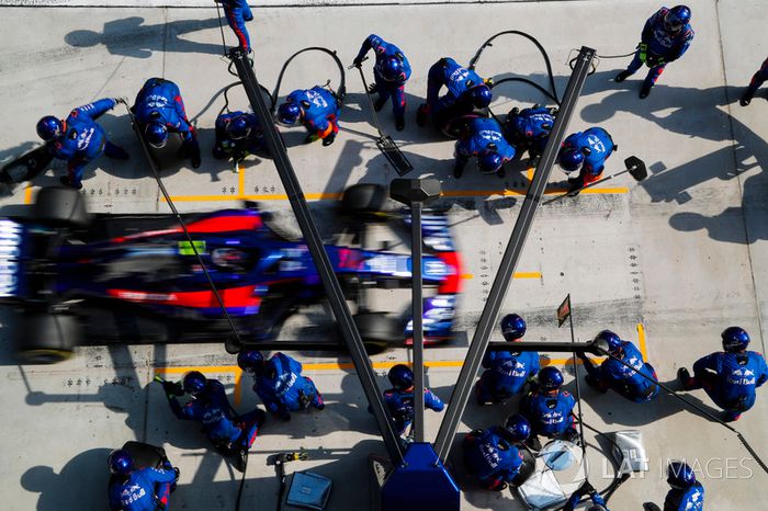 Pierre Gasly, Toro Rosso STR13 Honda, pit stop