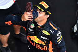 Il vincitore della gara Daniel Ricciardo, Red Bull Racing festeggia con uno shoey sul podio
