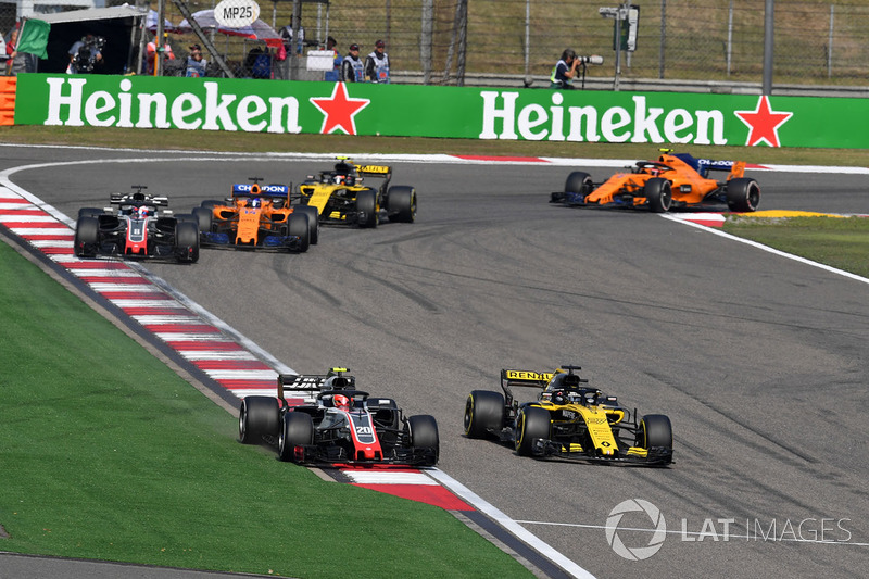 Kevin Magnussen, Haas F1 Team VF-18 and Nico Hulkenberg, Renault Sport F1 Team R.S. 18 battle