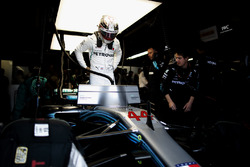 Lewis Hamilton, Mercedes AMG F1, nel garage