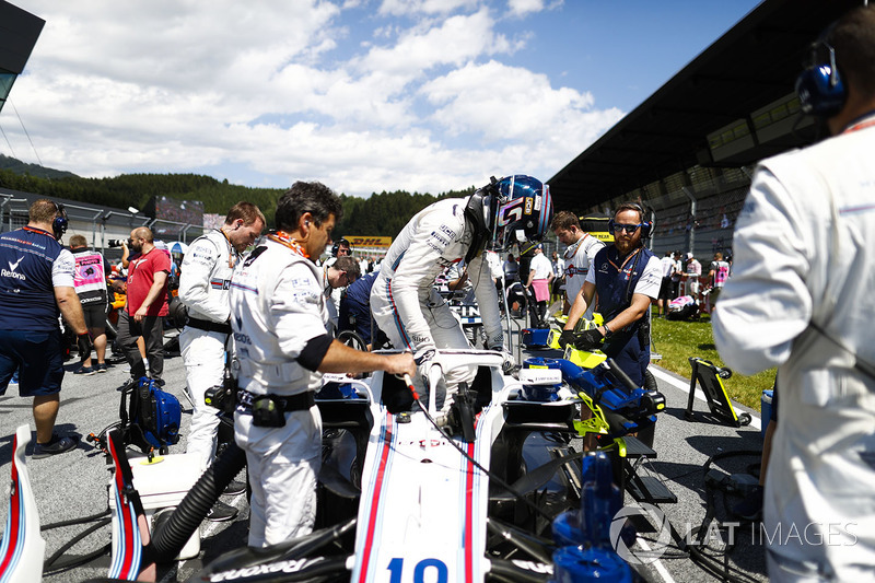 Lance Stroll, Williams FW41, arrives on the grid