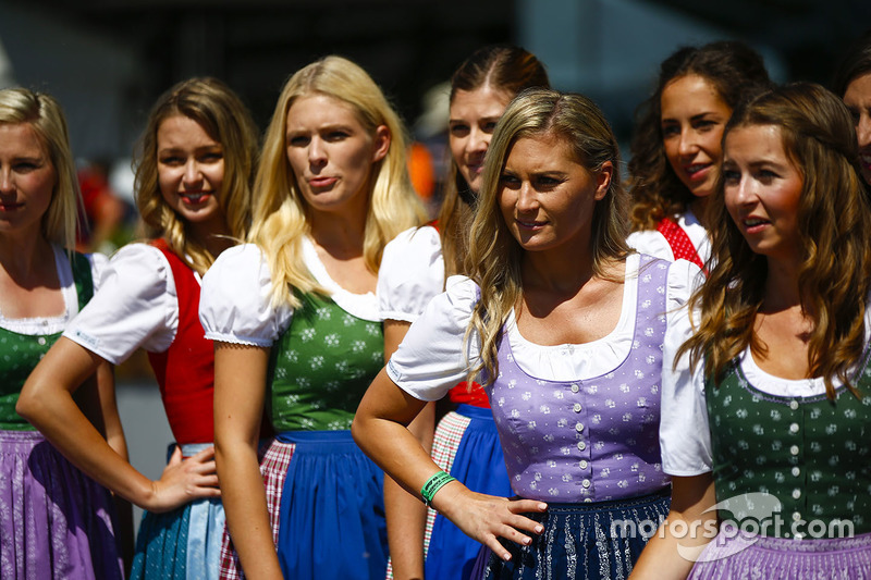 Grid girl con abiti tradizionali austriaci