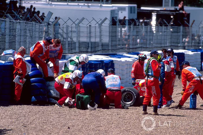Michael trataba de salir del Ferrari destrozado, pero se mantenía en el cockpit. Unos minutos más tarde, le pusieron en una camilla y se le llevaron en una ambulancia. Schumacher animó a los aficionados moviendo su mano.