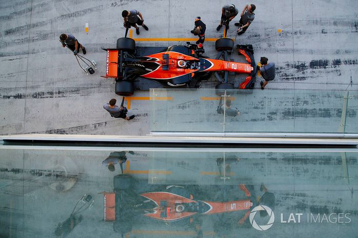 Stoffel Vandoorne, McLaren MCL32, paradas en su garaje de pits
