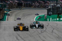 Nico Hulkenberg, Renault Sport F1 Team RS17 and Lewis Hamilton, Mercedes AMG F1 W08