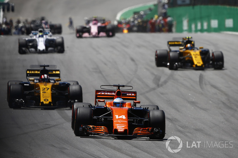 Fernando Alonso, McLaren MCL32, Nico Hulkenberg, Renault Sport F1 Team RS17, Carlos Sainz Jr., Renault Sport F1 Team RS17, Felipe Massa, Williams FW40, en la vuelta de formación