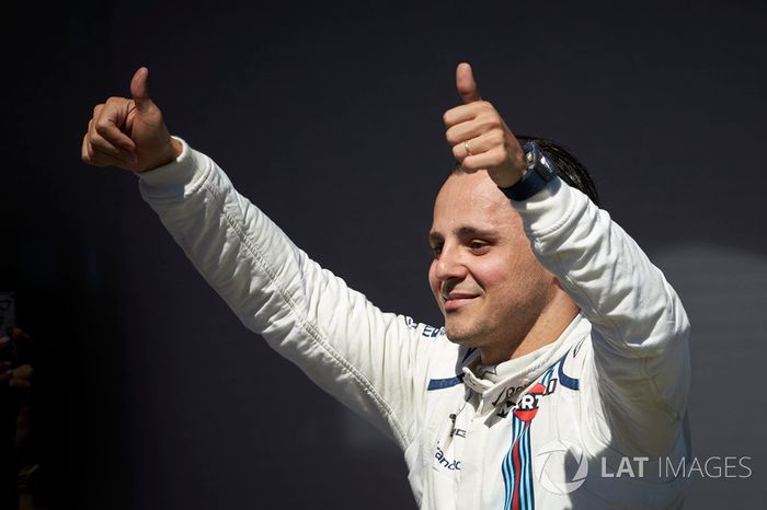 Felipe Massa, Williams, saluda a sus fans locales desde el podio tras su última carrera en casa