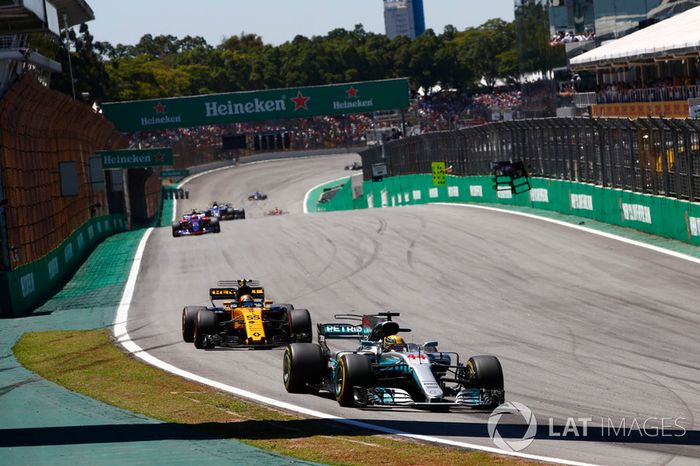 Lewis Hamilton, Mercedes AMG F1 W08, Carlos Sainz Jr., Renault Sport F1 Team RS17