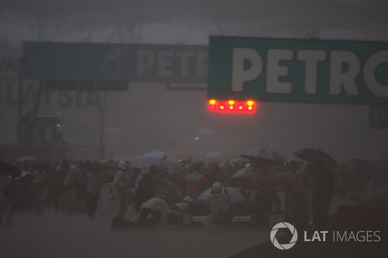 The grid reassembles after the red flag