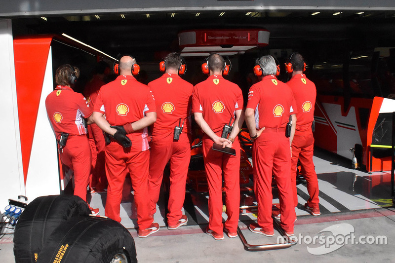 I meccanici Ferrari coprono il garage