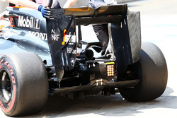 Jenson Button, McLaren MP4-31 dettaglio del diffussore e dell'ala posteriore