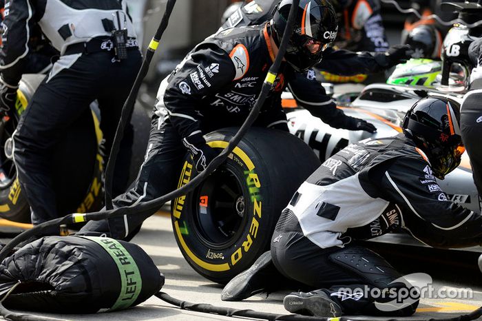 Nico Hulkenberg, Sahara Force India F1 VJM09 pit stop