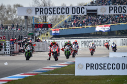 Gevecht tussen Jonathan Rea, Kawasaki Racing Team en Chaz Davies, Aruba.it Racing - Ducati Team