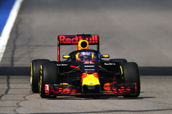 Daniel Ricciardo, Red Bull Racing RB12 met het aeroscreen