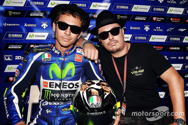 Valentino Rossi, Yamaha Factory Racing con Alessio Salucci e il suo casco Blues Brothers