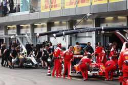 Себастьян Феттель, Ferrari SF16-H и Нико Росберг, Mercedes AMG F1 W07 Hybrid в гараже
