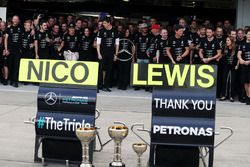 Nico Rosberg, Mercedes AMG F1 y Lewis Hamilton, Mercedes AMG F1 celebra el campeonato de constructor