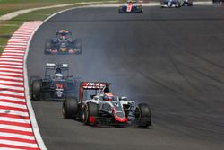 Romain Grosjean, Haas F1 Team VF-16 locks up under braking