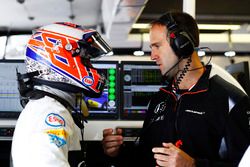 Jenson Button, McLaren, Tom Stallard, McLaren Renningenieur