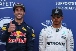 Polesitter Daniel Ricciardo, Red Bull Racing, derde Lewis Hamilton, Mercedes AMG F1 Team