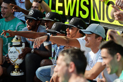 Race winner Lewis Hamilton, Mercedes AMG F1 celebrates with team mate Nico Rosberg, Mercedes AMG F1 and the team