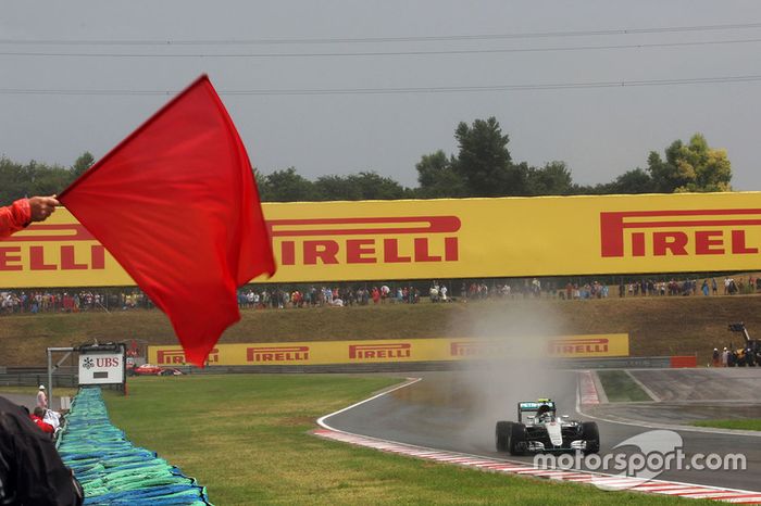 Nico Rosberg, Mercedes AMG F1 W07 Hybrid pasa una bandera roja en la calificación