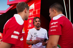 Фернандо Алонсо, McLaren, Себастьян Феттель, Ferrari, и Диего Иоверно, операционный директор Ferrari