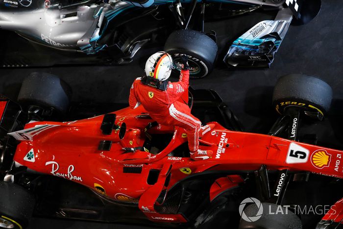 Sebastian Vettel, Ferrari, 1° classificato, festeggia la vittoria all'arrivo nel parco chiuso