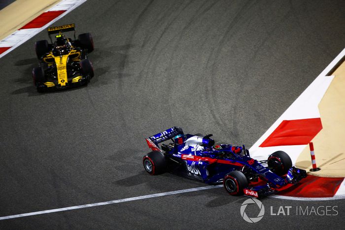 Brendon Hartley, Toro Rosso STR13 Honda, precede Carlos Sainz Jr., Renault Sport F1 Team R.S. 18