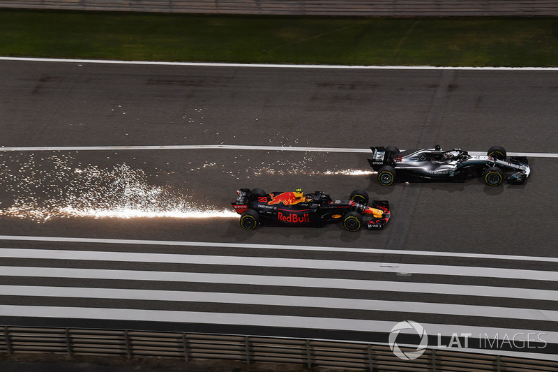 Max Verstappen, Red Bull Racing RB14 and Lewis Hamilton, Mercedes-AMG F1 W09 EQ Power+ en bataille