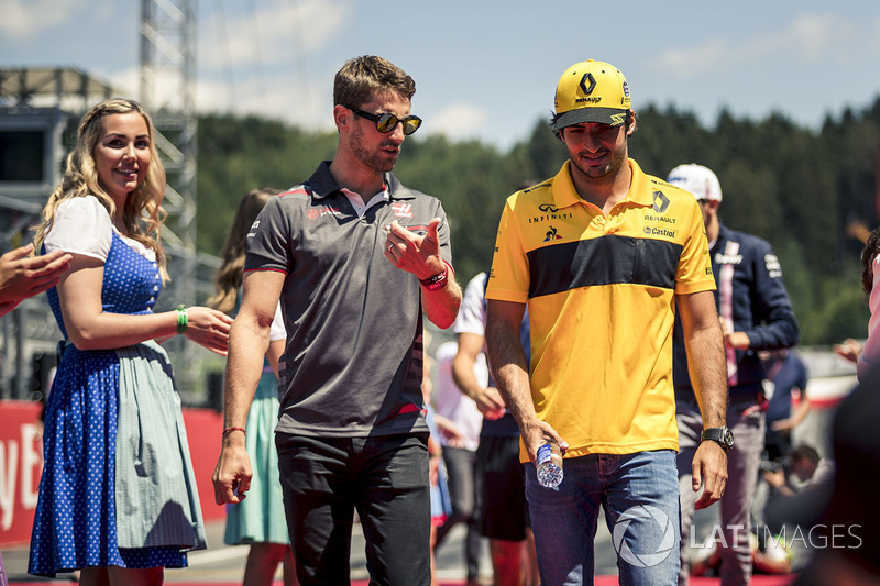 Romain Grosjean, Haas F1 et Carlos Sainz Jr., Renault Sport F1 Team lors de la parade des pilotes