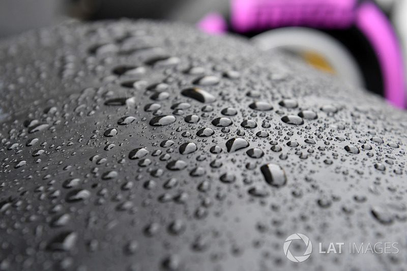 Slick Pirelli neumáticos y lluvia